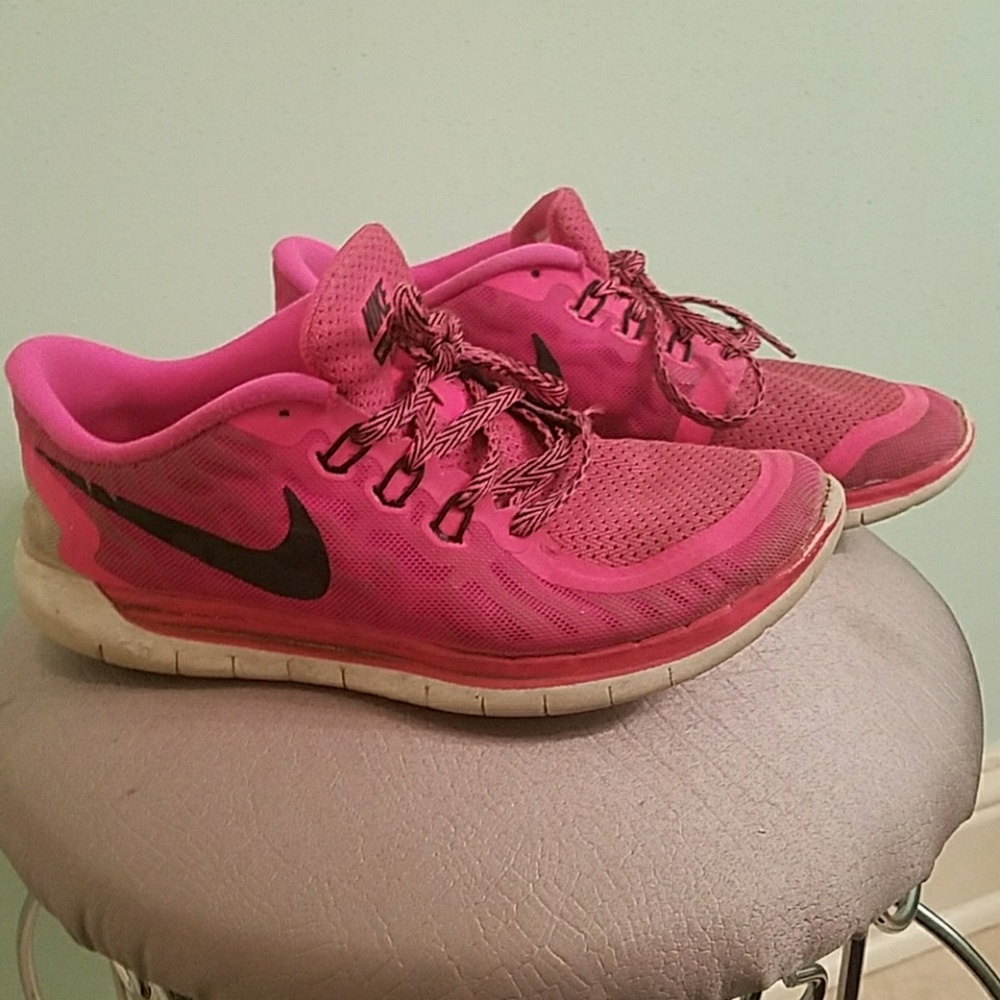 Nike pink tennis shoes